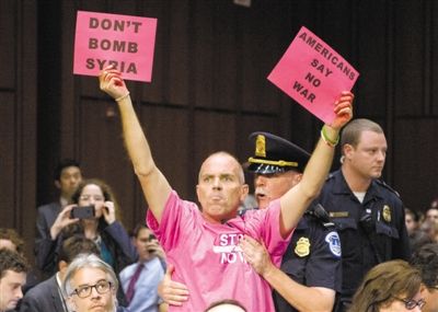 3日，美參議院外委會(huì)舉行敘利亞問題聽證會(huì)，民眾在現(xiàn)場(chǎng)示威，抗議美國(guó)軍事干預(yù)敘利亞。