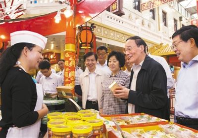 9月6日，王岐山在天津南市食品街調(diào)研，在月餅柜臺(tái)前，詢問中央關(guān)于中秋國慶嚴(yán)禁公款送禮的規(guī)定發(fā)布后的銷售情況。新華社記者 李學(xué)仁 攝