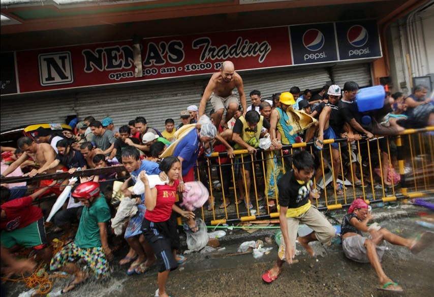 當(dāng)?shù)貢r(shí)間11月10日，強(qiáng)臺(tái)風(fēng)“海燕”襲擊菲律賓塔克洛班后，當(dāng)?shù)鼐用裣唇偕痰?，哄搶物資。