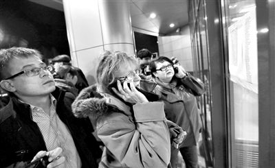 11月17日，俄羅斯喀山機場，一些人在查看航站樓上貼著的遇難者名單，他們可能是遇難者的親屬。