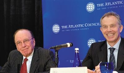 2008年，布萊爾與默多克在美國參加一國際會議。