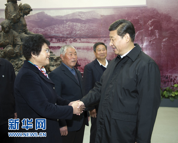 25日上午，習(xí)近平在臨沂華東革命烈士陵園參觀(guān)沂蒙精神展并會(huì)見(jiàn)當(dāng)?shù)叵冗M(jìn)模范和當(dāng)年支前模范后代代表。