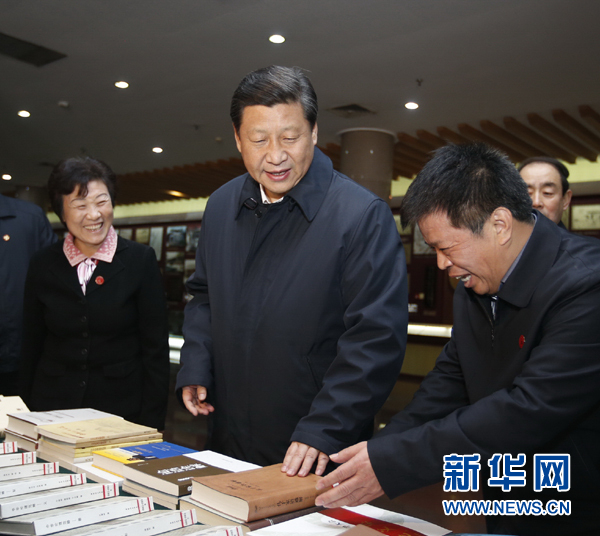 26日上午，習(xí)近平在孔子研究院參觀(guān)考察。新華社記者鞠鵬 攝