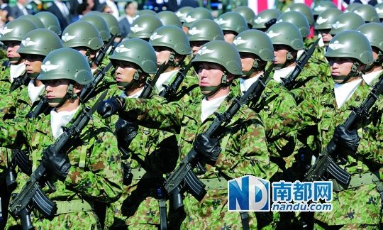 10月27日，日本自衛(wèi)隊(duì)舉行閱兵儀式
