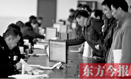 市民在辦理審車手續(xù)。