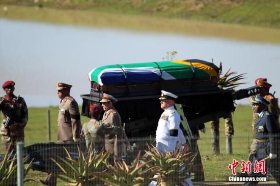 圖為南非海、陸、空三軍首腦為曼德拉護(hù)靈。宋方燦 攝