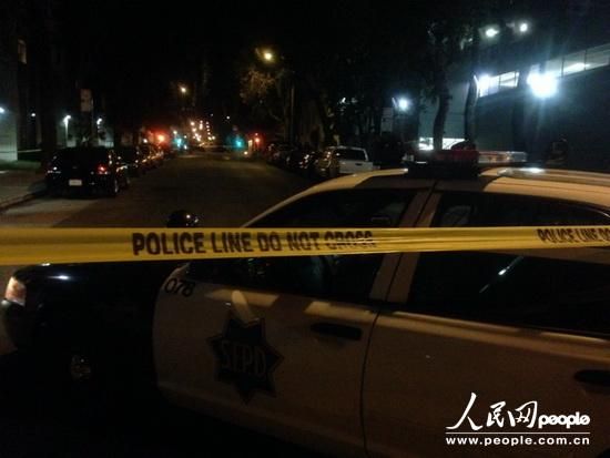 縱火案件發(fā)生在1月1日晚9時25分，舊金山當?shù)鼐胶拖绬T幾分鐘內(nèi)趕到事故現(xiàn)場，并迅速撲滅了火情。記者1日晚趕到現(xiàn)場時，領(lǐng)館正門所在區(qū)域已經(jīng)被警察封鎖。