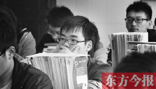 鄭州一所學(xué)校的高三學(xué)生正在認(rèn)真聽(tīng)課
