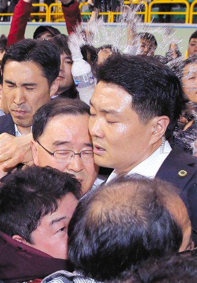 17日，鄭烘原（中）會(huì)見乘客家屬時(shí)，遭到家屬辱罵、潑水。