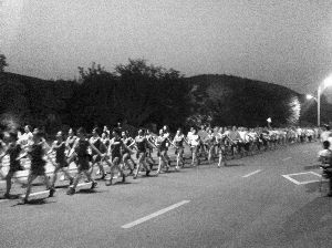 廣場(chǎng)舞大媽“轉(zhuǎn)行”，徐州每晚萬人暴走