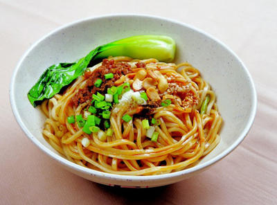 曬家鄉(xiāng)美食 網(wǎng)友：讓不讓人吃方便面了？