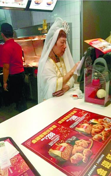 麥當勞也挺拼的！店員化身觀音為顧客點餐