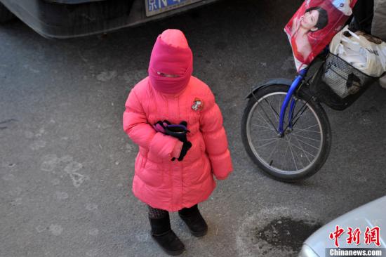 　12月23日，京城迎來(lái)今年入冬以來(lái)最冷的時(shí)刻。受今年以來(lái)最強(qiáng)冷空氣影響，京城迎來(lái)入冬以來(lái)幅度最大的