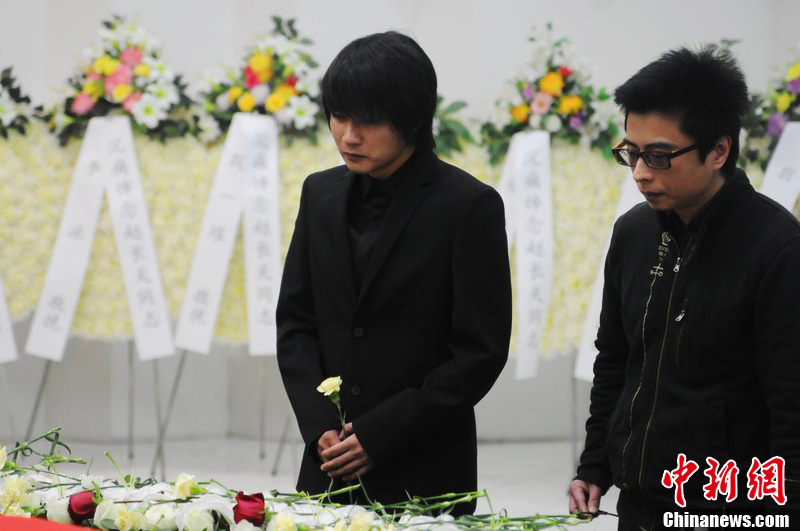 韓寒到場痛哭流淚。