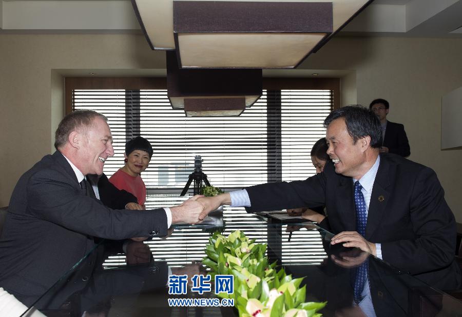 4月26日，國家文物局副局長宋新潮代表中方向法國有關方面負責人表示感謝。當日，法國皮諾家族在北京宣布