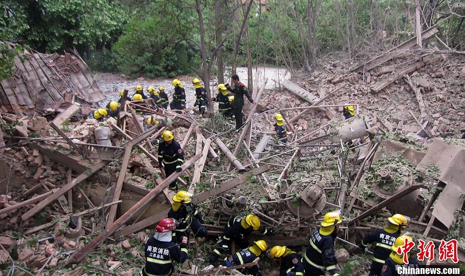 圖為南京消防隊員在現(xiàn)場搜救。中新社發(fā) 梅亮 攝