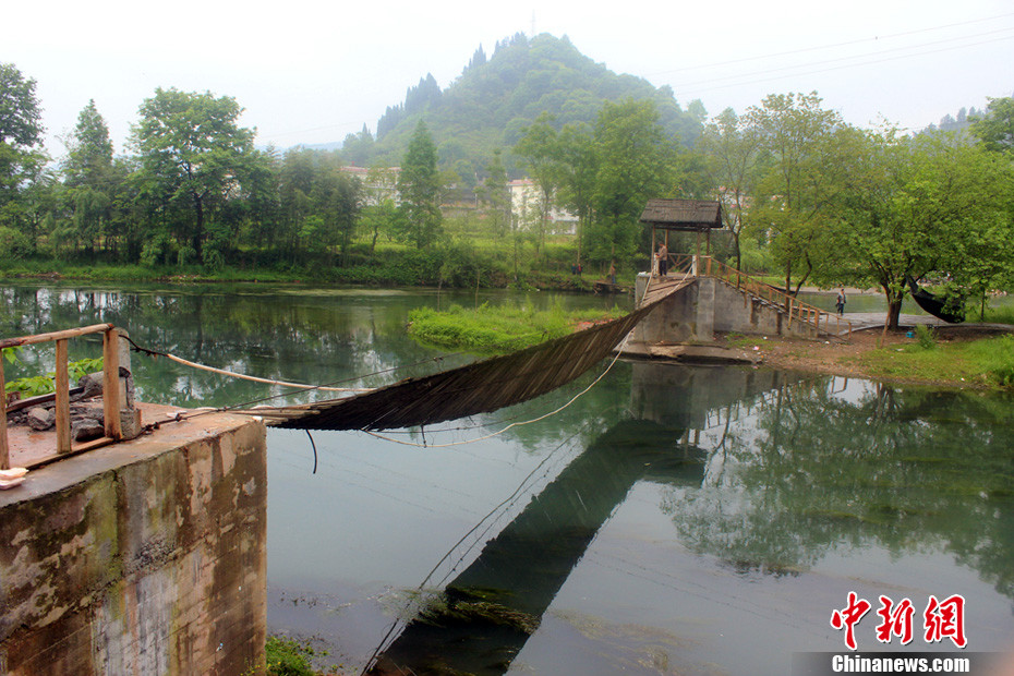 5月1日晚9點10分左右，湖南省鳳凰縣沱江鎮(zhèn)棉寨村距縣城3公里處桃花島篝火晚會散場時，游客經(jīng)過近水