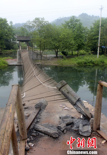 5月1日晚9點10分左右，湖南省鳳凰縣沱江鎮(zhèn)棉寨村距縣城3公里處桃花島篝火晚會散場時，游客經(jīng)過近水