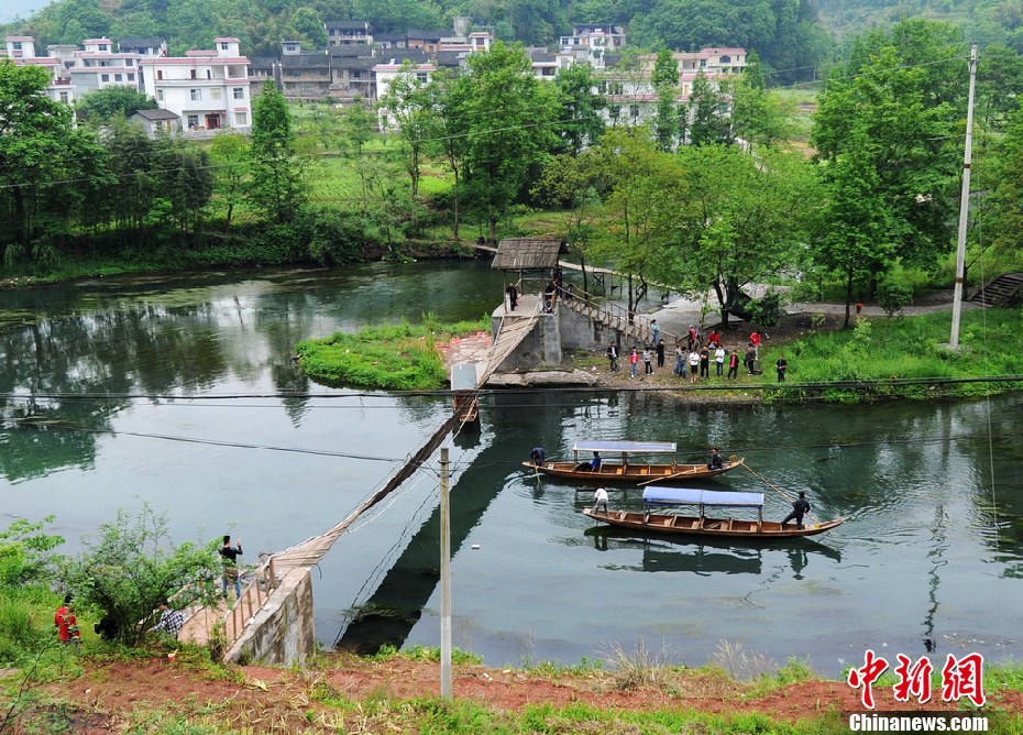5月2日，鳳凰縣搜尋人員仍在沱江下游搜尋。
