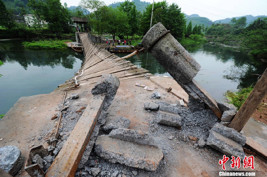 圖為吊橋的橋墩已經(jīng)嚴(yán)重斷裂。