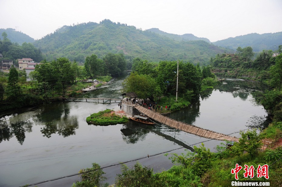 5月2日，鳳凰縣搜尋人員仍在沱江下游搜尋。
