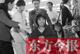 坐在輪椅上的，就是為兒子捐出肝、腎的母親潘大想