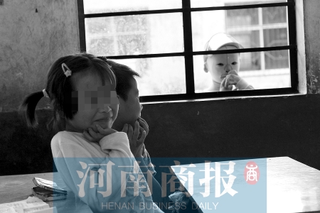 她不止一次說想去上學(xué)，而更多的時候，她是站在教室外面，眼巴巴地看著里面的小朋友