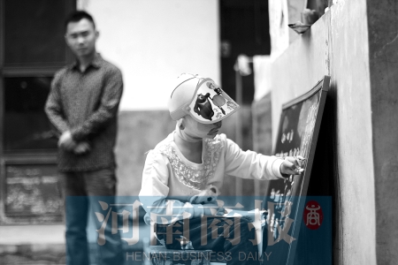 右手受傷了，她用左手在家里的小黑板上練習(xí)寫字