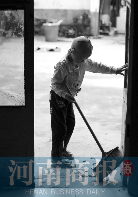 她很懂事，經(jīng)常幫助爸爸媽媽打掃衛(wèi)生