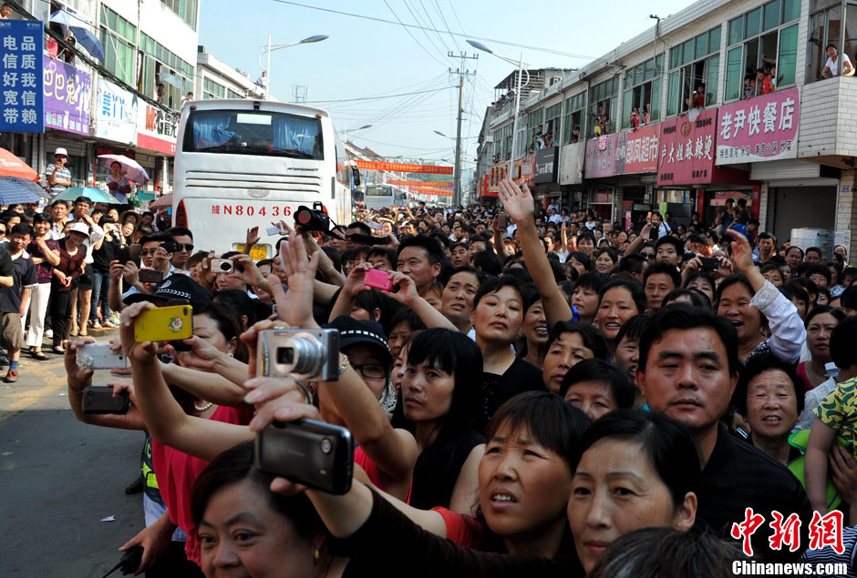 6月5日，一年一度的毛坦廠鎮(zhèn)“送考節(jié)”到來，70輛大巴車護送毛坦廠中學萬名考生安全赴考。