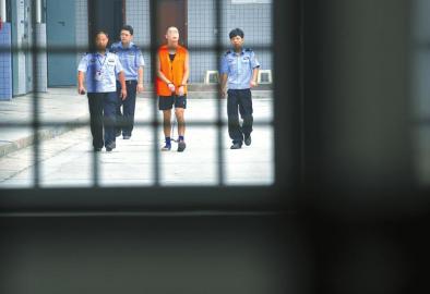 劉明前往家屬會(huì)見室和父母見最后一面。 吳小川 攝