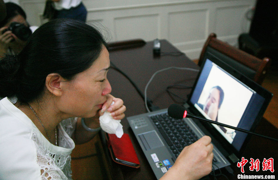 浙江江山韓亞空難親歷學(xué)生與國內(nèi)家長進(jìn)行視頻對(duì)話 中新社發(fā) 李晨韻/攝 浙江江山韓亞空難親歷學(xué)生與國內(nèi)家長進(jìn)行視頻對(duì)話 中新社發(fā) 李晨韻/攝