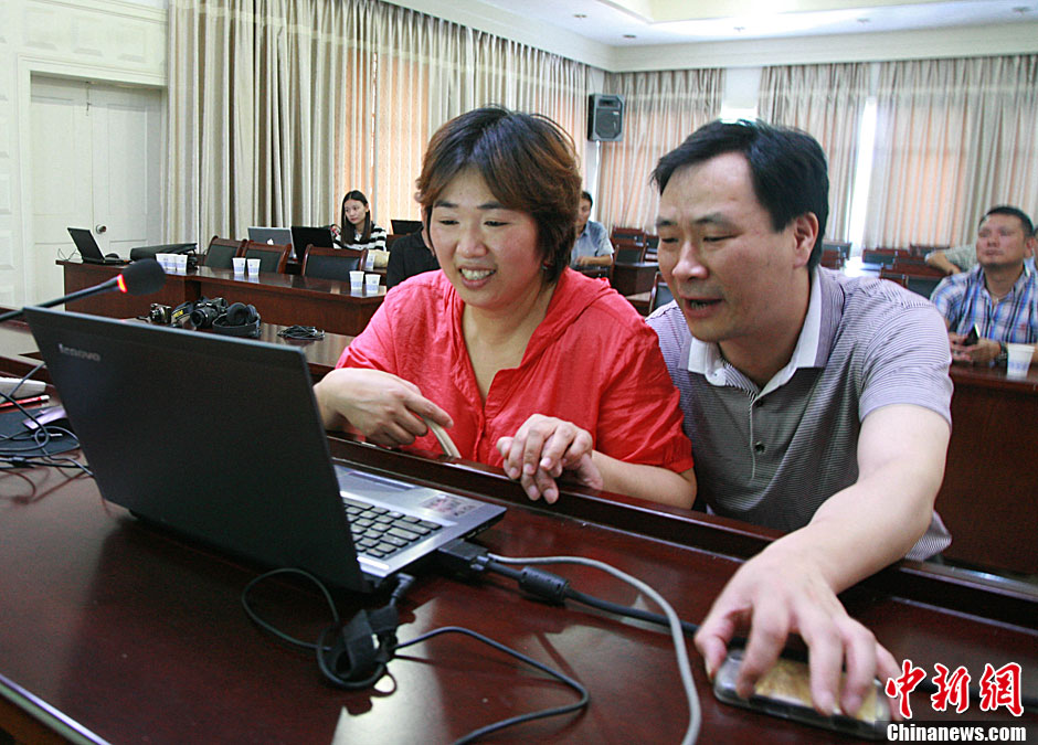 浙江江山韓亞空難親歷學(xué)生與國內(nèi)家長進(jìn)行視頻對(duì)話 中新社發(fā) 李晨韻/攝 浙江江山韓亞空難親歷學(xué)生與國內(nèi)家長進(jìn)行視頻對(duì)話 中新社發(fā) 李晨韻/攝