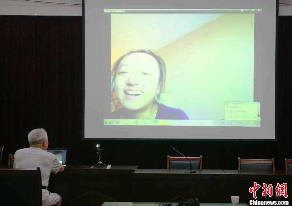 浙江江山韓亞空難親歷學(xué)生與國內(nèi)家長進(jìn)行視頻對(duì)話 中新社發(fā) 李晨韻/攝 浙江江山韓亞空難親歷學(xué)生與國內(nèi)家長進(jìn)行視頻對(duì)話 中新社發(fā) 李晨韻/攝