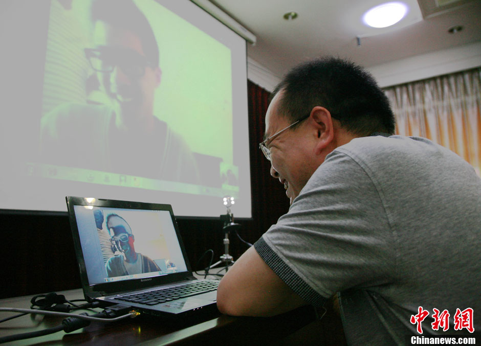 浙江江山韓亞空難親歷學(xué)生與國內(nèi)家長進(jìn)行視頻對(duì)話 中新社發(fā) 李晨韻/攝 浙江江山韓亞空難親歷學(xué)生與國內(nèi)家長進(jìn)行視頻對(duì)話 中新社發(fā) 李晨韻/攝