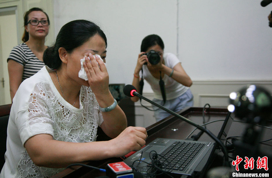 浙江江山韓亞空難親歷學(xué)生與國內(nèi)家長進(jìn)行視頻對(duì)話 中新社發(fā) 李晨韻/攝 浙江江山韓亞空難親歷學(xué)生與國內(nèi)家長進(jìn)行視頻對(duì)話 中新社發(fā) 李晨韻/攝