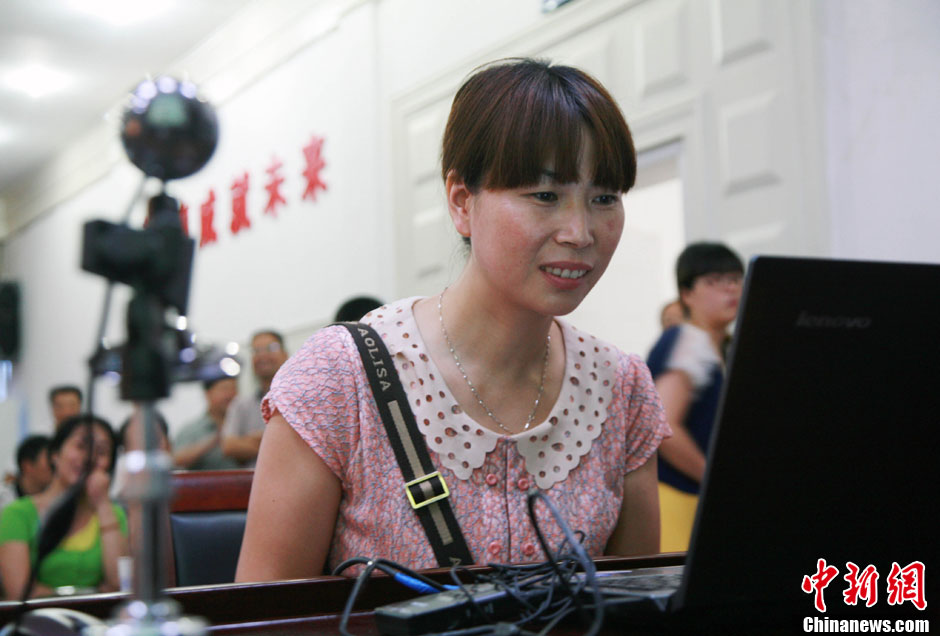 浙江江山韓亞空難親歷學(xué)生與國內(nèi)家長進(jìn)行視頻對(duì)話 中新社發(fā) 李晨韻/攝 浙江江山韓亞空難親歷學(xué)生與國內(nèi)家長進(jìn)行視頻對(duì)話 中新社發(fā) 李晨韻/攝