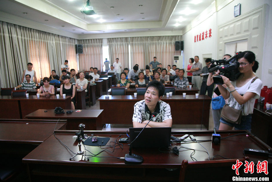 浙江江山韓亞空難親歷學(xué)生與國內(nèi)家長進(jìn)行視頻對(duì)話 中新社發(fā) 李晨韻/攝 浙江江山韓亞空難親歷學(xué)生與國內(nèi)家長進(jìn)行視頻對(duì)話 中新社發(fā) 李晨韻/攝