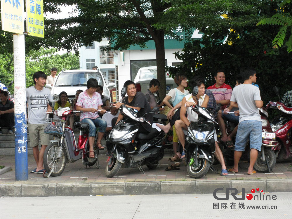 2013年07月10日，廣西壯族自治區(qū)北海市，依然有很多外地人聽信謠言不肯離去。圖片來(lái)源：飛影/CF