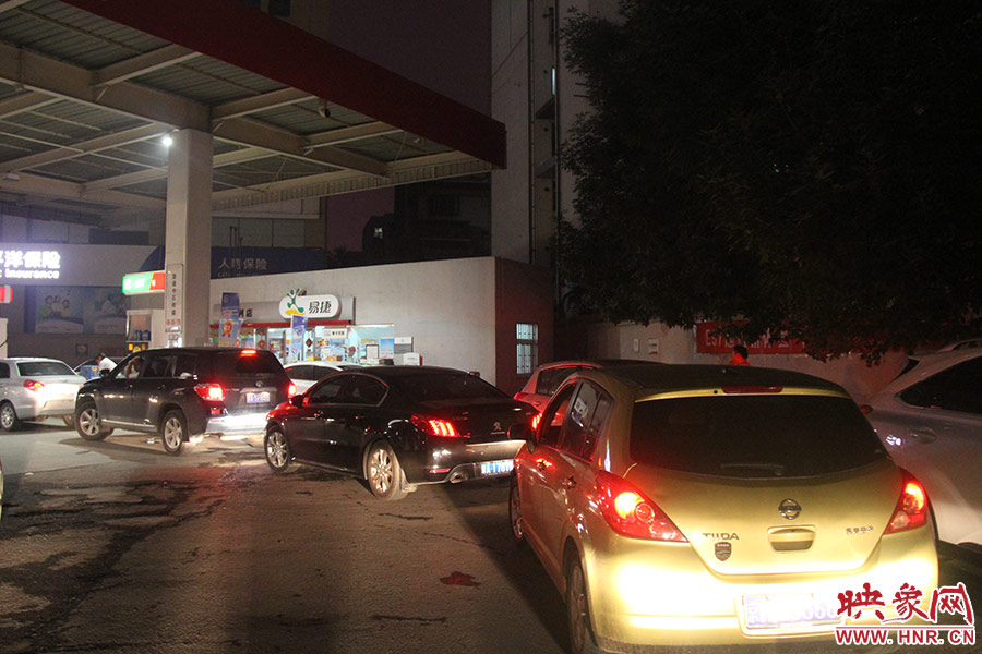 加油站內(nèi)，車主們正在正待為愛車加油