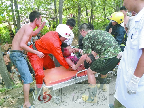 安徽轎車墜下周口國(guó)道撞樹遭“腰斬”