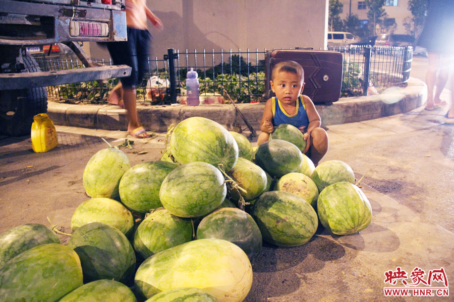 深夜鄭州街頭的瓜農(nóng) 深夜鄭州街頭的瓜農(nóng)