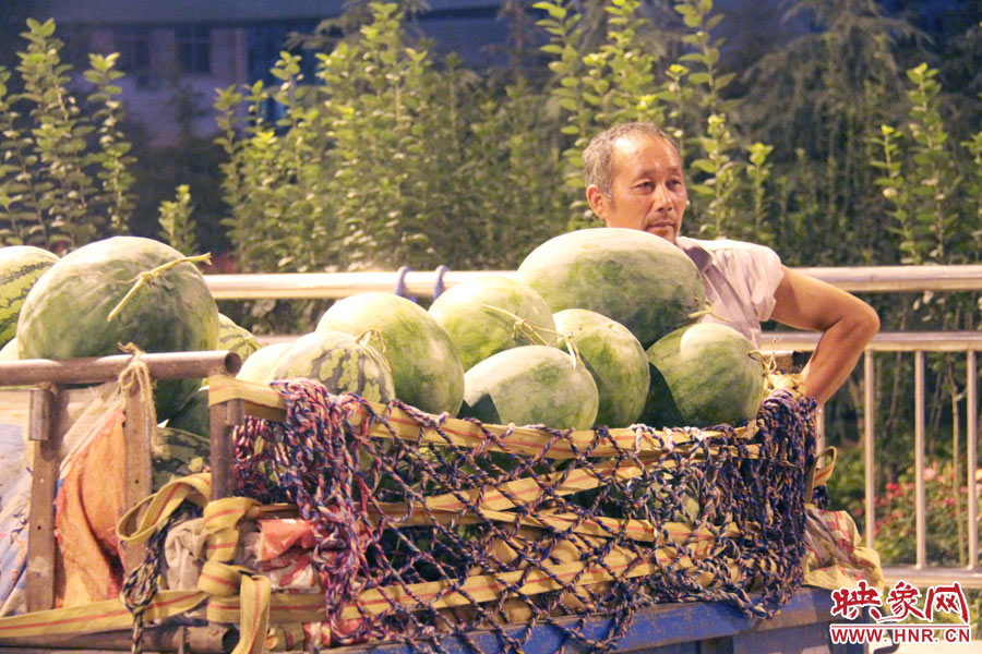 深夜鄭州街頭的瓜農(nóng) 深夜鄭州街頭的瓜農(nóng)