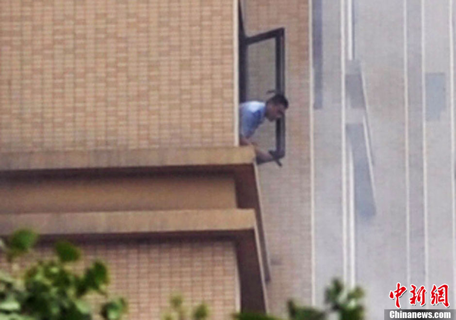 7月31日，成都成華區(qū)二十四城小區(qū)發(fā)生警匪槍戰(zhàn)。