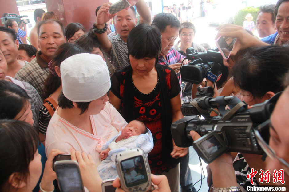 圖為大批媒體記者采訪獲救嬰兒母親。張一辰 攝