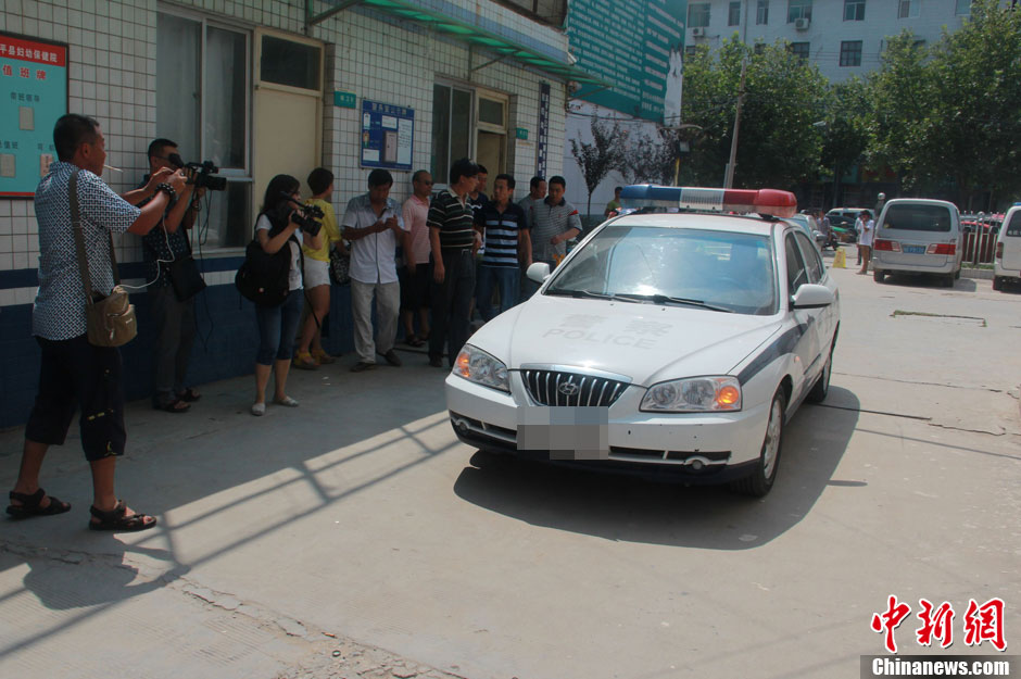 圖為護(hù)送獲救嬰兒的警察駛?cè)敫黄娇h婦幼保健院。張一辰 攝