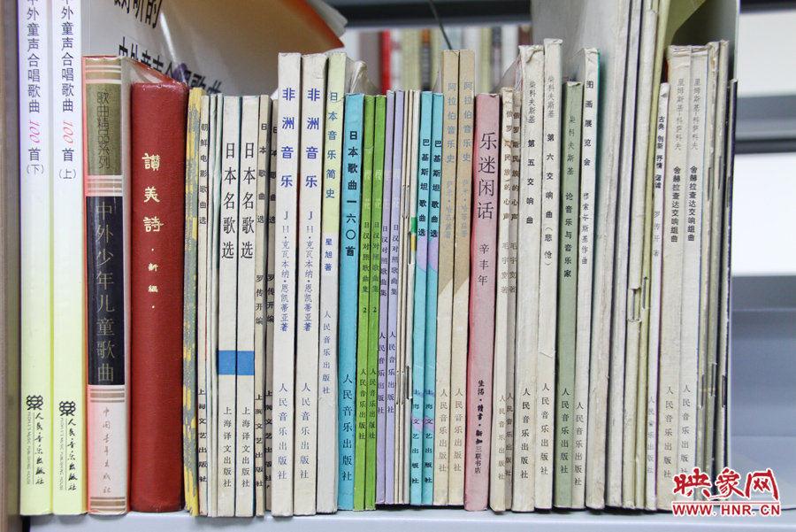 圖書(shū)館里豐富的館藏圖書(shū)能滿(mǎn)足不同讀者的需求