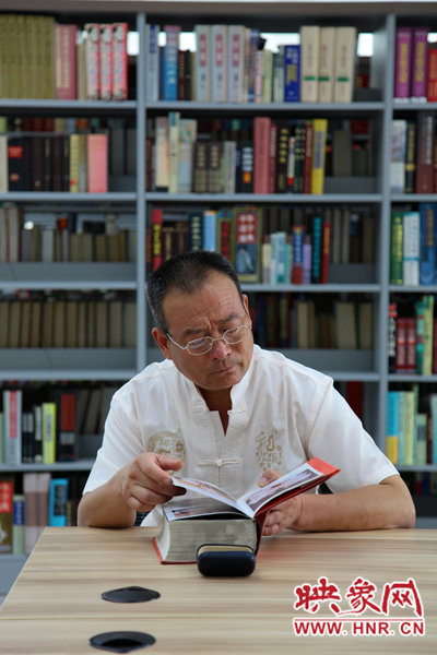 圖書(shū)館內(nèi)巨大的存書(shū)量，能讓鄭州市民盡情感受閱讀的快樂(lè)。