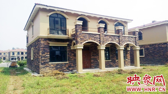 這里的別墅有兩層的，也有三層的，主體、裝修都已經(jīng)完工