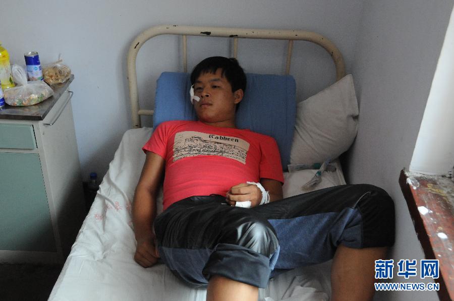 　8月20日，一名傷者在醫(yī)院接受救治。